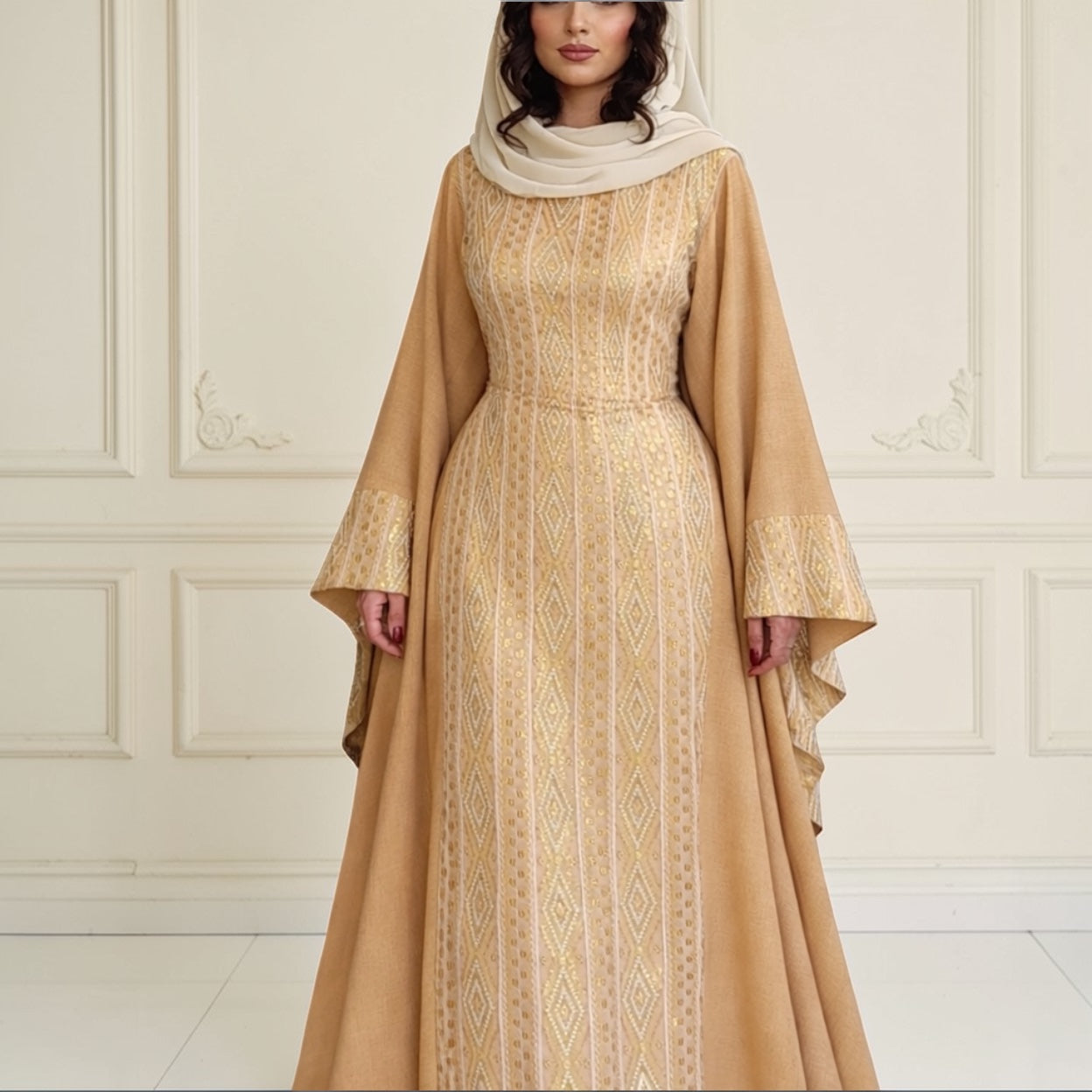 عباية زينة - بيج ذهبي