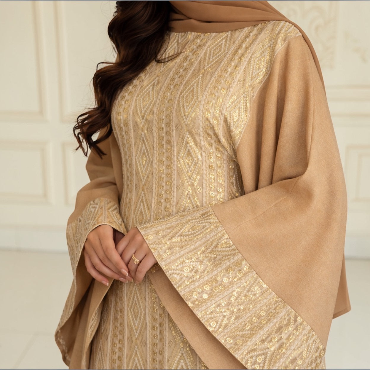 عباية زينة - بيج ذهبي